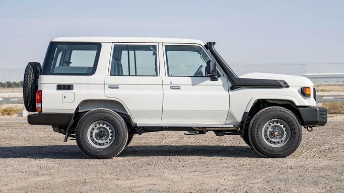 Новый Toyota Land Cruiser 70 Series Рестайлинг 2, 4.5 л, 2025 в Шардже от Nour Alnukhba Motors Белый цвет. Other | AUTO.AE