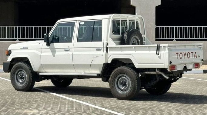 Новый Toyota Land Cruiser 70 Series Рестайлинг 2, 4.2 л, 2024 в Шардже от Nour Alnukhba Motors Белый цвет. Европейская | AUTO.AE