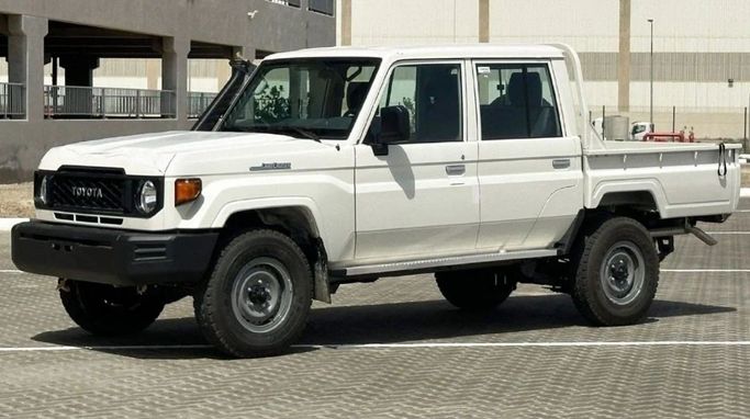 Новый Toyota Land Cruiser 70 Series Рестайлинг 2, 4.2 л, 2024 в Шардже от Nour Alnukhba Motors Белый цвет. Европейская | AUTO.AE