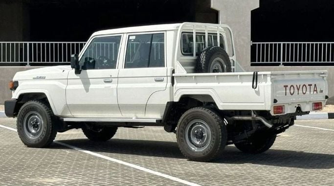 Новый Toyota Land Cruiser 70 Series Рестайлинг 2, 4.2 л, 2024 в Шардже от Nour Alnukhba Motors Белый цвет. Европейская | AUTO.AE