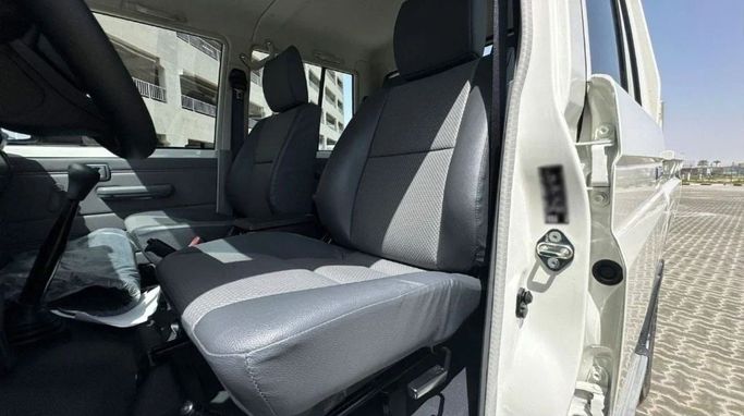 Новый Toyota Land Cruiser 70 Series Рестайлинг 2, 4.2 л, 2024 в Шардже от Nour Alnukhba Motors Белый цвет. Европейская | AUTO.AE