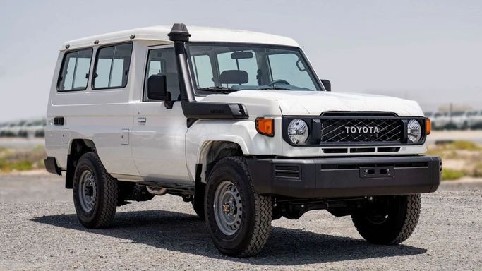 Новый Toyota Land Cruiser 70 Series Рестайлинг 2, 4.2 л, 2024 в Шардже от Nour Alnukhba Motors Белый цвет. GCC | AUTO.AE