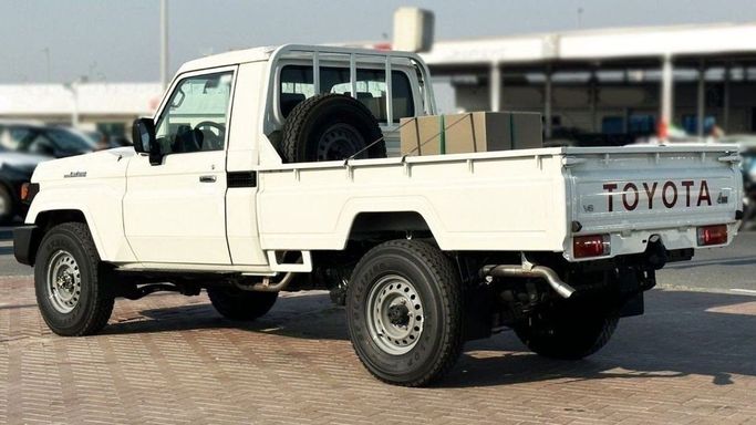 Новый Toyota Land Cruiser 70 Series Рестайлинг 2, 4.2 л, 2024 в Шардже от Nour Alnukhba Motors Белый цвет. Европейская | AUTO.AE