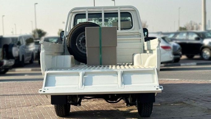 Новый Toyota Land Cruiser 70 Series Рестайлинг 2, 4.2 л, 2024 в Шардже от Nour Alnukhba Motors Белый цвет. Европейская | AUTO.AE