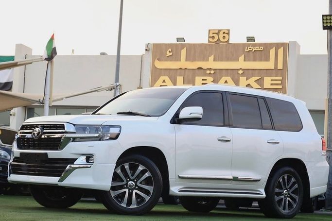 Подержанный Toyota Land Cruiser 200 Series Рестайлинг 2, 4.6 л, 2019 в Шардже от Al Bake Used Cars Белый цвет. GCC | AUTO.AE