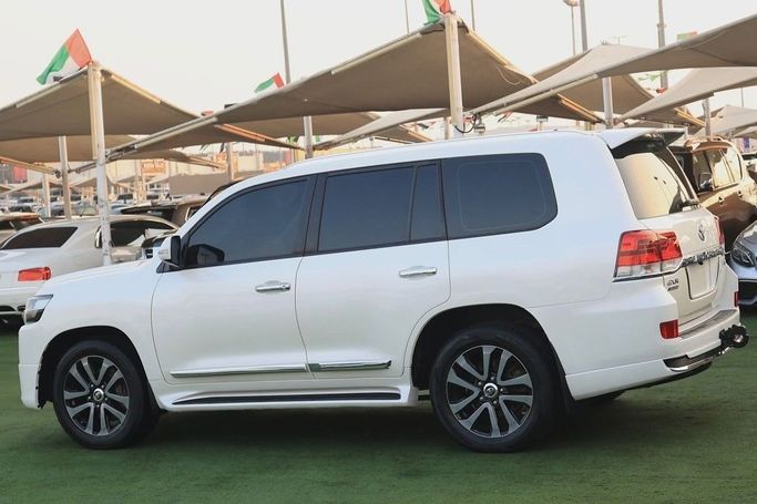 Подержанный Toyota Land Cruiser 200 Series Рестайлинг 2, 4.6 л, 2019 в Шардже от Al Bake Used Cars Белый цвет. GCC | AUTO.AE