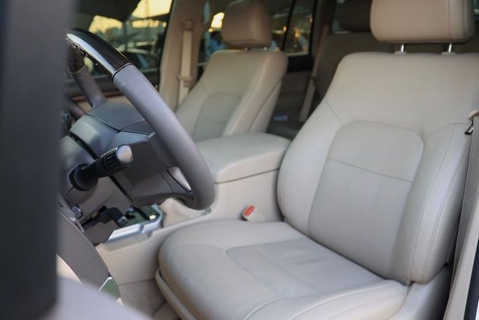Подержанный Toyota Land Cruiser 200 Series Рестайлинг 2, 4.6 л, 2019 в Шардже от Al Bake Used Cars Белый цвет. GCC | AUTO.AE