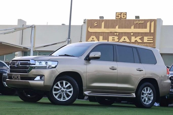 Подержанный Toyota Land Cruiser 200 Series Рестайлинг 2, 4.6 л, 2017 в Шардже от Al Bake Used Cars Золотистый цвет. GCC | AUTO.AE