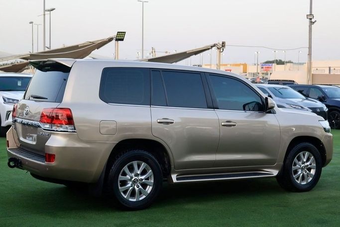 Подержанный Toyota Land Cruiser 200 Series Рестайлинг 2, 4.6 л, 2017 в Шардже от Al Bake Used Cars Золотистый цвет. GCC | AUTO.AE