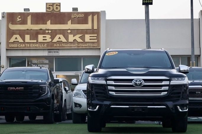 Подержанный Toyota Land Cruiser 300 Series, 3.4 л, 2023 в Шардже от Al Bake Used Cars Черный цвет.  | AUTO.AE