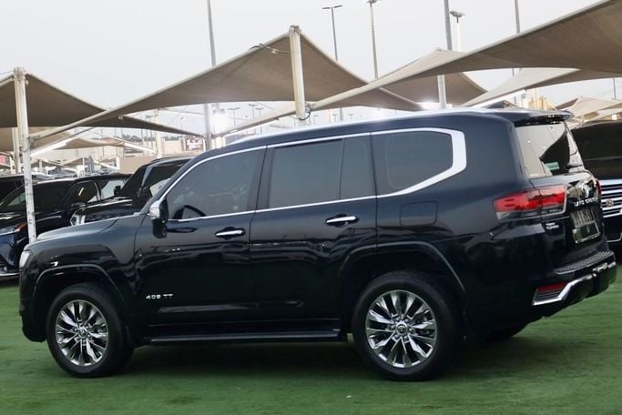 Подержанный Toyota Land Cruiser 300 Series, 3.4 л, 2023 в Шардже от Al Bake Used Cars Черный цвет.  | AUTO.AE