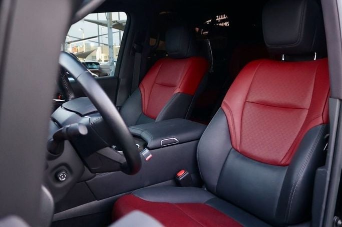 Подержанный Toyota Land Cruiser 300 Series, 3.4 л, 2023 в Шардже от Al Bake Used Cars Черный цвет.  | AUTO.AE