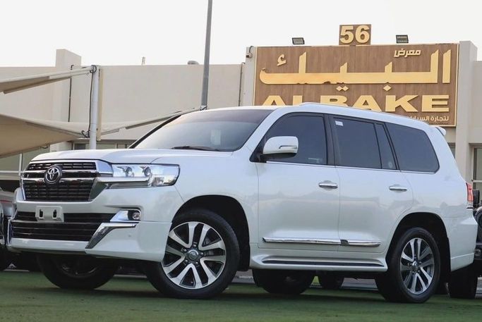 Подержанный Toyota Land Cruiser 200 Series Рестайлинг 2, 5.7 л, 2021 в Шардже от Al Bake Used Cars Белый цвет. GCC | AUTO.AE