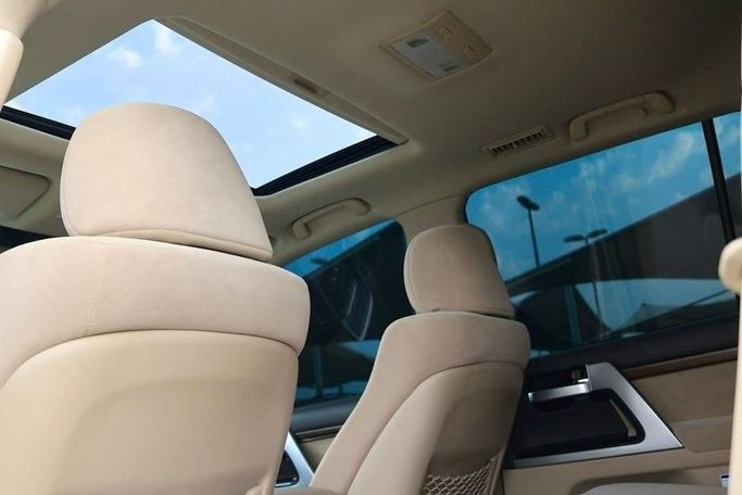 Подержанный Toyota Land Cruiser 200 Series Рестайлинг 2, 5.7 л, 2021 в Шардже от Al Bake Used Cars Белый цвет. GCC | AUTO.AE