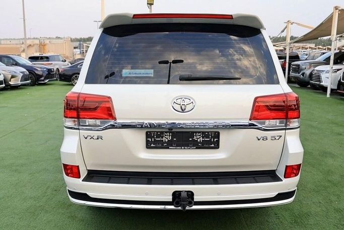 Подержанный Toyota Land Cruiser 200 Series Рестайлинг 2, 5.7 л, 2021 в Шардже от Al Bake Used Cars Белый цвет. GCC | AUTO.AE