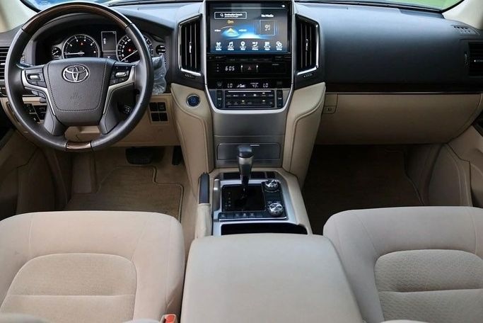 Подержанный Toyota Land Cruiser 200 Series Рестайлинг 2, 5.7 л, 2021 в Шардже от Al Bake Used Cars Белый цвет. GCC | AUTO.AE