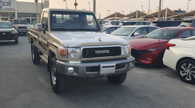 Подержанный Toyota Land Cruiser 70 Series Рестайлинг 1, 4.0 л, 2019 в Шардже от Ishtar Used Cars Бежевый цвет. Other | AUTO.AE