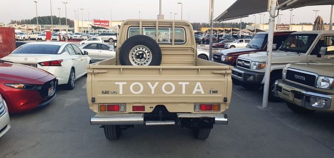 Подержанный Toyota Land Cruiser 70 Series Рестайлинг 1, 4.0 л, 2019 в Шардже от Ishtar Used Cars Бежевый цвет. Other | AUTO.AE