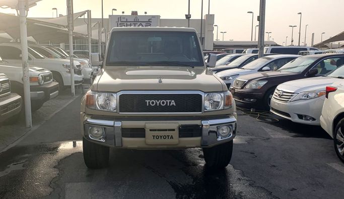 Подержанный Toyota Land Cruiser 70 Series Рестайлинг 1, 4.0 л, 2021 в Шардже от Ishtar Used Cars Бежевый цвет. Other | AUTO.AE