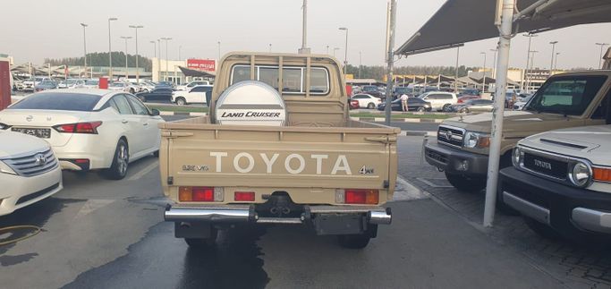 Подержанный Toyota Land Cruiser 70 Series Рестайлинг 1, 4.0 л, 2021 в Шардже от Ishtar Used Cars Бежевый цвет. Other | AUTO.AE