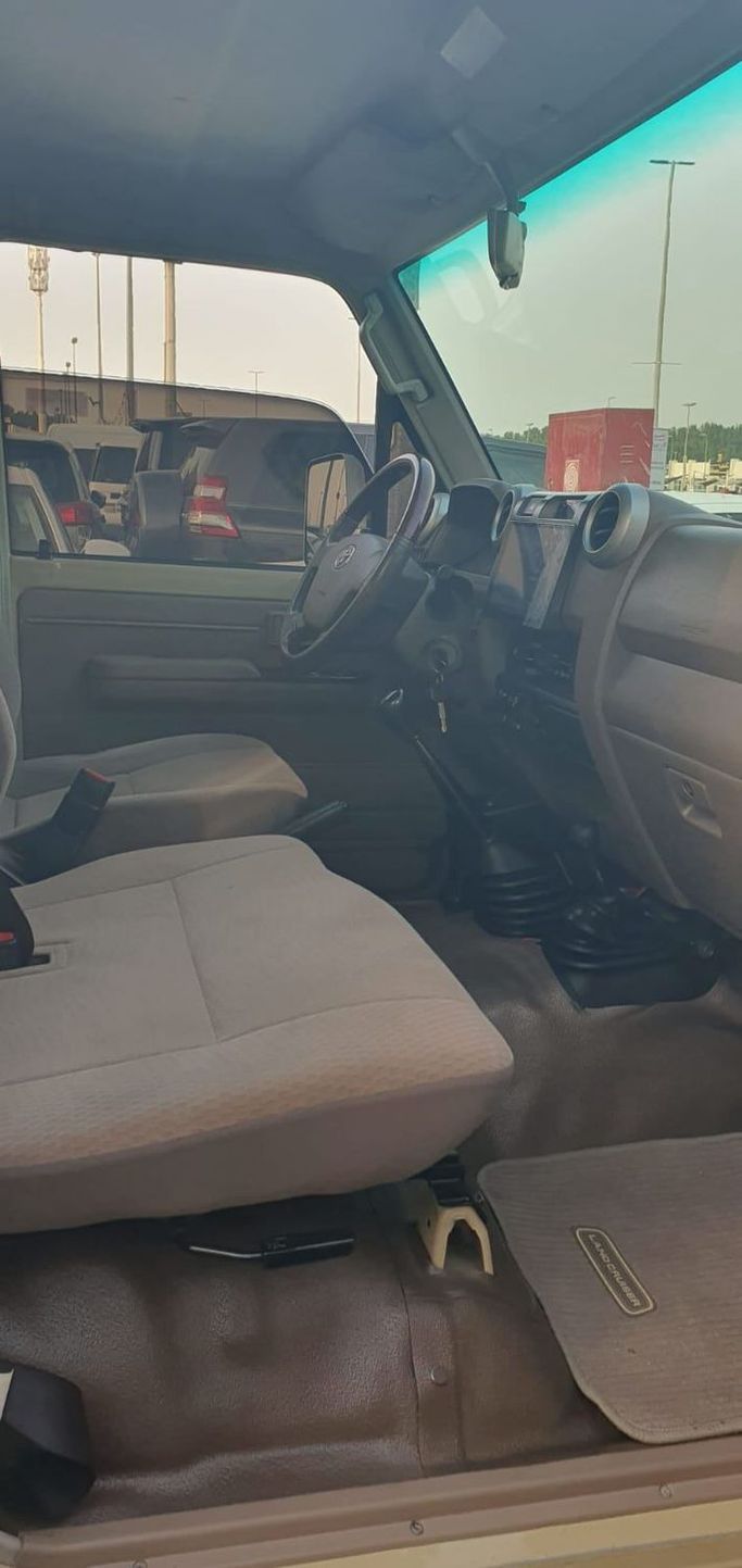 Подержанный Toyota Land Cruiser 70 Series Рестайлинг 1, 4.0 л, 2021 в Шардже от Ishtar Used Cars Бежевый цвет. Other | AUTO.AE