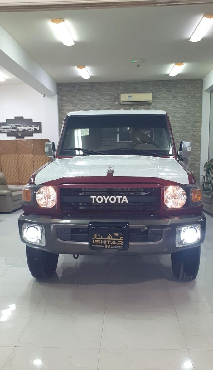 Подержанный Toyota Land Cruiser 70 Series Рестайлинг 1, 4.0 л, 2022 в Шардже от Ishtar Used Cars Бордовый цвет. GCC | AUTO.AE