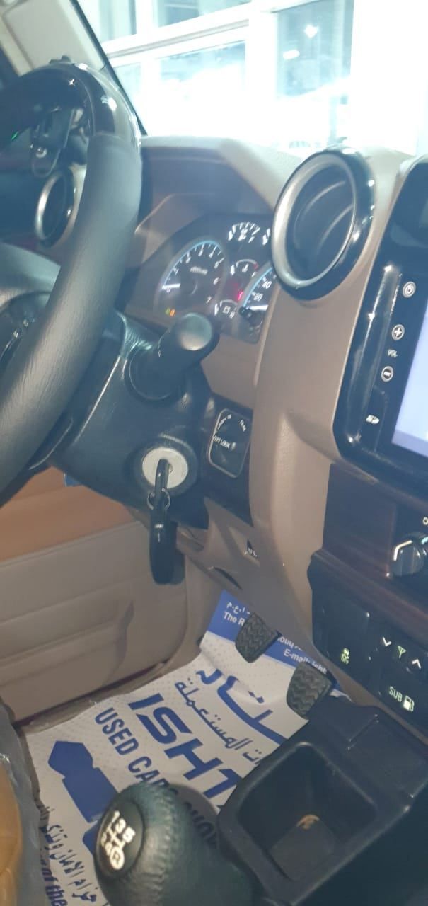 Подержанный Toyota Land Cruiser 70 Series Рестайлинг 1, 4.0 л, 2022 в Шардже от Ishtar Used Cars Бордовый цвет. GCC | AUTO.AE