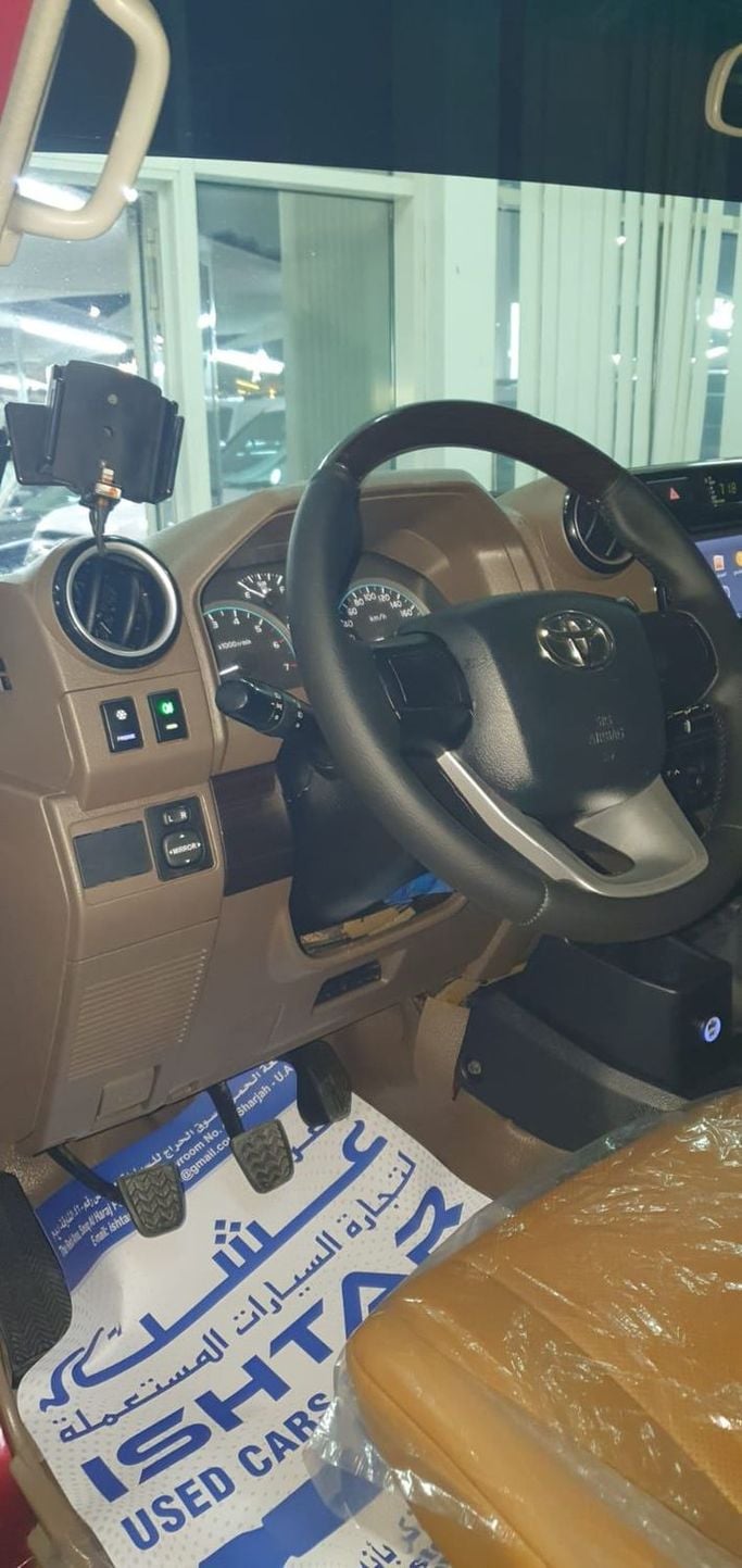 Подержанный Toyota Land Cruiser 70 Series Рестайлинг 1, 4.0 л, 2022 в Шардже от Ishtar Used Cars Бордовый цвет. GCC | AUTO.AE