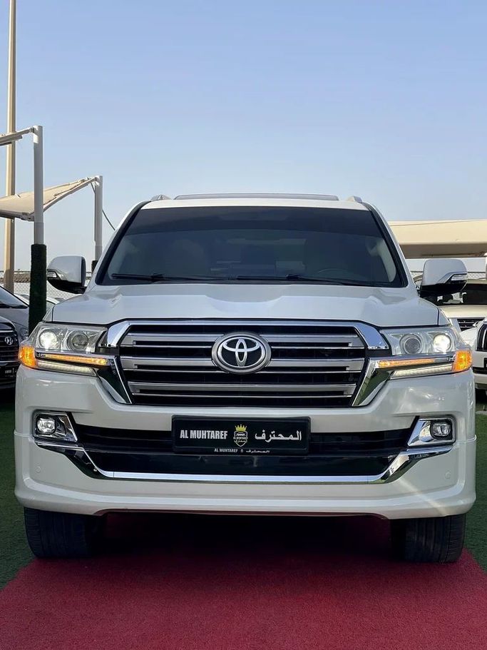 Used Toyota Land Cruiser 200 Series Facelift 2, 5.7 l, 2018 in Sharjah by Al Muhtaref Used Cars, White color. GCC Specs | AUTO.AE