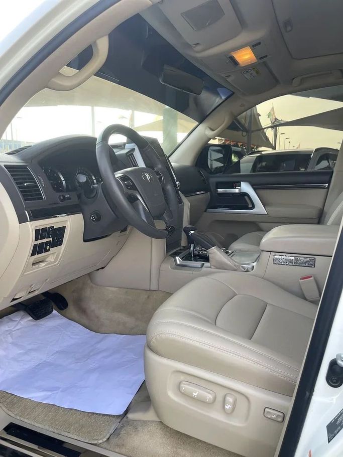 Used Toyota Land Cruiser 200 Series Facelift 2, 5.7 l, 2018 in Sharjah by Al Muhtaref Used Cars, White color. GCC Specs | AUTO.AE