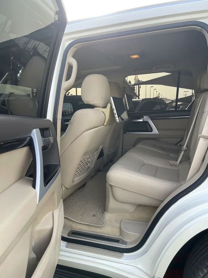 Used Toyota Land Cruiser 200 Series Facelift 2, 5.7 l, 2018 in Sharjah by Al Muhtaref Used Cars, White color. GCC Specs | AUTO.AE