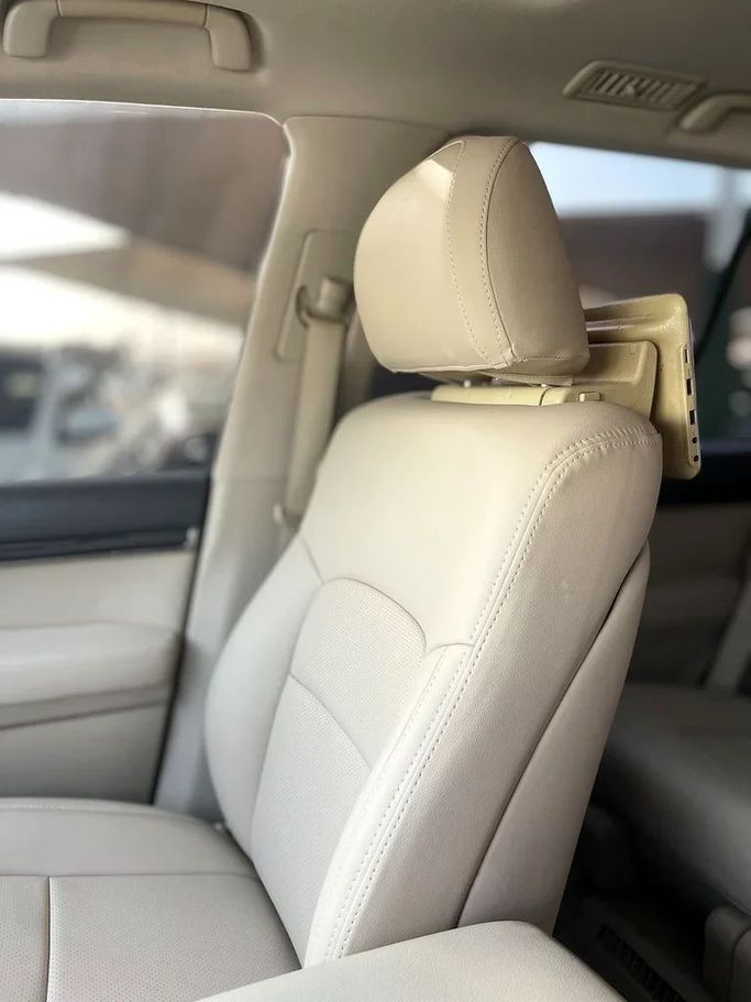Used Toyota Land Cruiser 200 Series Facelift 2, 5.7 l, 2018 in Sharjah by Al Muhtaref Used Cars, White color. GCC Specs | AUTO.AE
