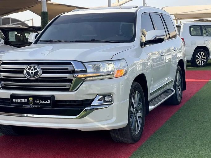 Used Toyota Land Cruiser 200 Series Facelift 2, 5.7 l, 2018 in Sharjah by Al Muhtaref Used Cars, White color. GCC Specs | AUTO.AE