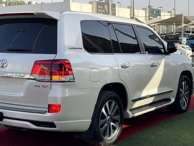 Used Toyota Land Cruiser 200 Series Facelift 2, 5.7 l, 2018 in Sharjah by Al Muhtaref Used Cars, White color. GCC Specs | AUTO.AE