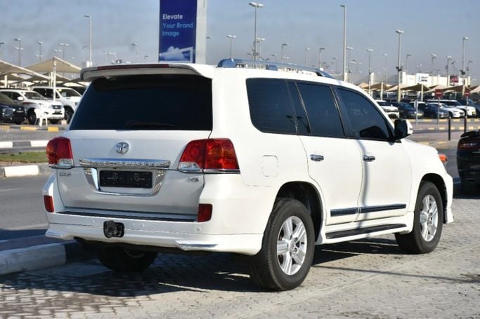 Подержанный Toyota Land Cruiser 200 Series Рестайлинг 1, 4.6 л, 2015 в Шардже от Alfaris Used Cars Белый цвет. Other | AUTO.AE