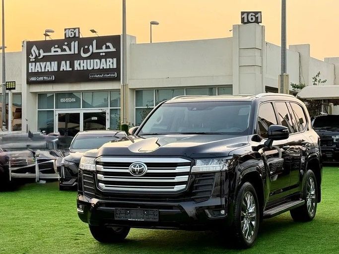 Подержанный Toyota Land Cruiser 300 Series, 3.4 л, 2024 в Шардже от Hayan Alkhudari Used Cars Черный цвет. GCC | AUTO.AE
