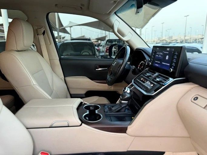 Подержанный Toyota Land Cruiser 300 Series, 3.4 л, 2024 в Шардже от Hayan Alkhudari Used Cars Черный цвет. GCC | AUTO.AE