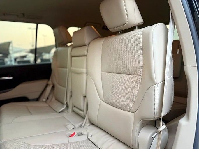 Подержанный Toyota Land Cruiser 300 Series, 3.4 л, 2024 в Шардже от Hayan Alkhudari Used Cars Черный цвет. GCC | AUTO.AE