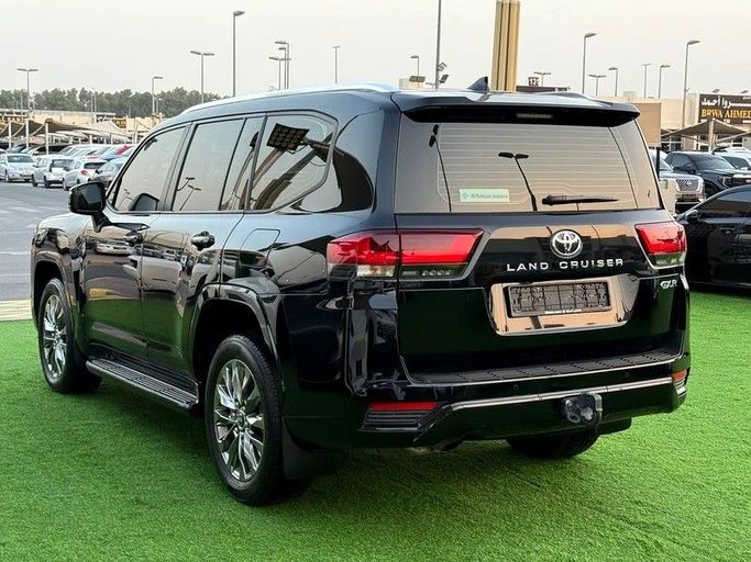 Подержанный Toyota Land Cruiser 300 Series, 3.4 л, 2024 в Шардже от Hayan Alkhudari Used Cars Черный цвет. GCC | AUTO.AE