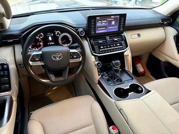 Подержанный Toyota Land Cruiser 300 Series, 3.4 л, 2024 в Шардже от Hayan Alkhudari Used Cars Черный цвет. GCC | AUTO.AE