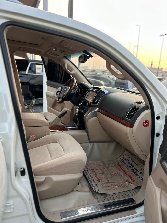 Used Toyota Land Cruiser 200 Series Facelift 2, 5.7 l, 2019 in Sharjah by Al Ostoura Used Cars, White color. Other | AUTO.AE