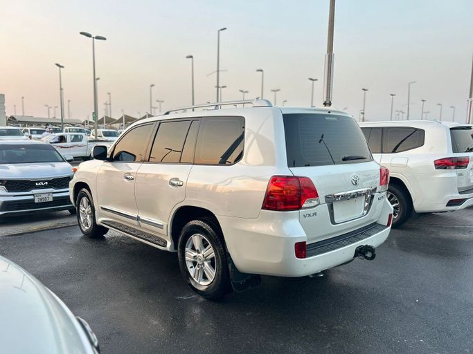 Used Toyota Land Cruiser 200 Series Facelift 2, 5.7 l, 2019 in Sharjah by Al Ostoura Used Cars, White color. Other | AUTO.AE