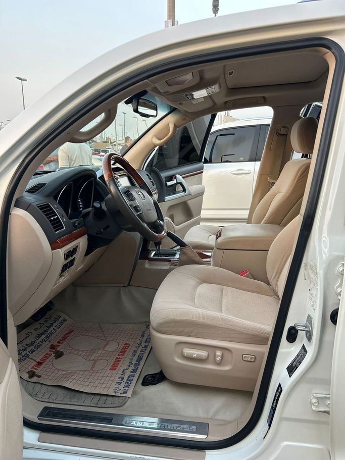Used Toyota Land Cruiser 200 Series Facelift 2, 5.7 l, 2019 in Sharjah by Al Ostoura Used Cars, White color. Other | AUTO.AE