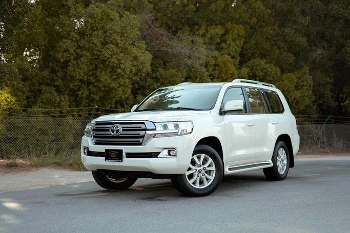 Used Toyota Land Cruiser 200 Series Facelift 2, 4.0 l, 2018 in Sharjah by First Choice Cars, White color. GCC Specs | AUTO.AE
