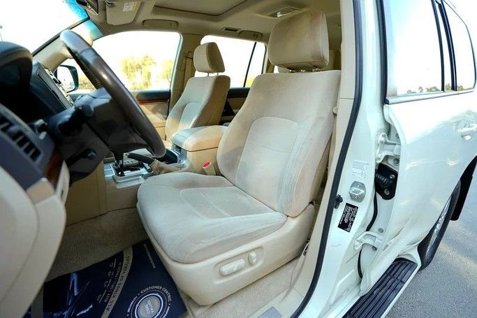 Used Toyota Land Cruiser 200 Series Facelift 2, 4.0 l, 2018 in Sharjah by First Choice Cars, White color. GCC Specs | AUTO.AE