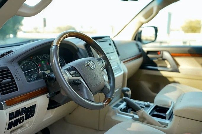 Used Toyota Land Cruiser 200 Series Facelift 2, 4.0 l, 2018 in Sharjah by First Choice Cars, White color. GCC Specs | AUTO.AE