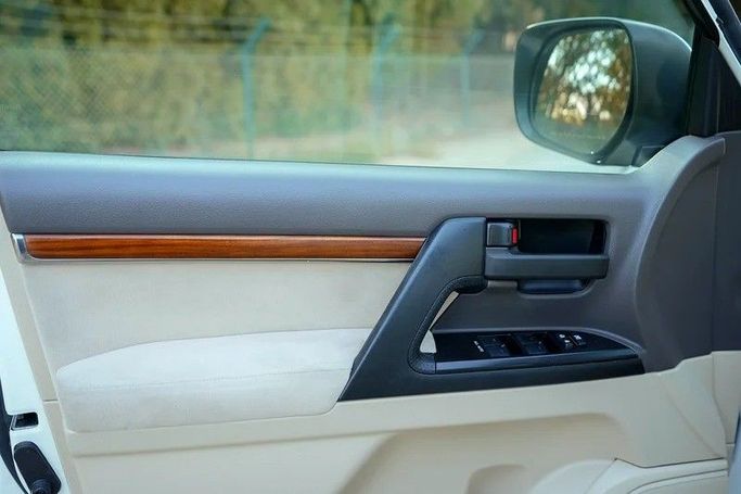 Used Toyota Land Cruiser 200 Series Facelift 2, 4.0 l, 2018 in Sharjah by First Choice Cars, White color. GCC Specs | AUTO.AE