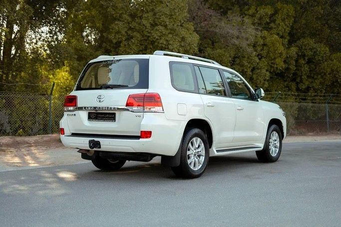 Used Toyota Land Cruiser 200 Series Facelift 2, 4.0 l, 2018 in Sharjah by First Choice Cars, White color. GCC Specs | AUTO.AE