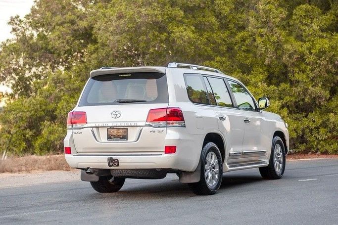 Used Toyota Land Cruiser 200 Series Facelift 2, 5.7 l, 2016 in Sharjah by First Choice Cars, White color. GCC Specs | AUTO.AE