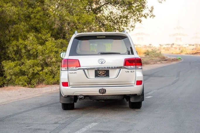 Used Toyota Land Cruiser 200 Series Facelift 2, 5.7 l, 2016 in Sharjah by First Choice Cars, White color. GCC Specs | AUTO.AE